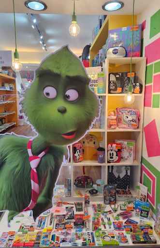 Interior de El Grinch Librería Boutique, estanterías con productos